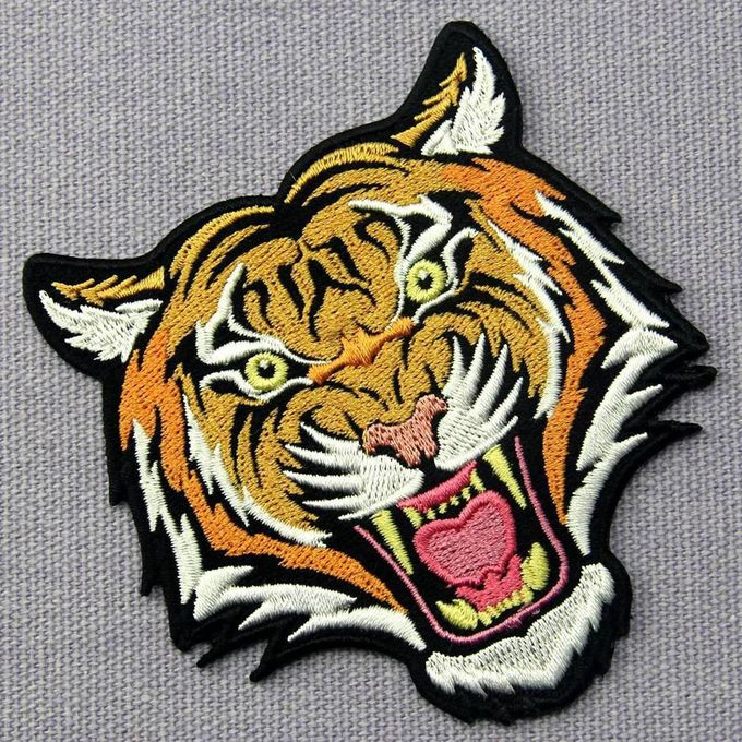 機械によって刺繍される布のバッジは注文のトラ動物のロゴで縫います
